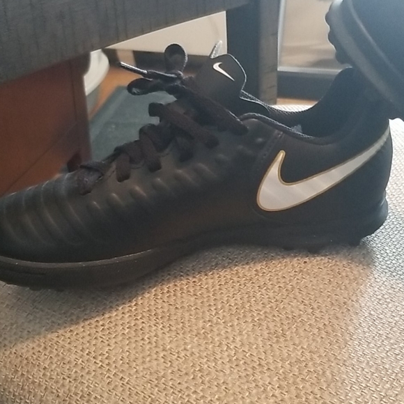 Nike soccer shoes for kids - Picture 2 of 6